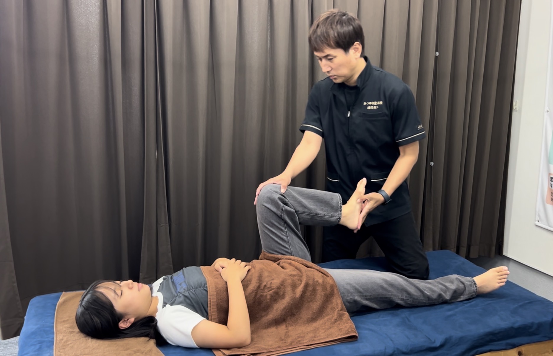 土台、股関節の周りを緩めて、骨盤を調整していきま