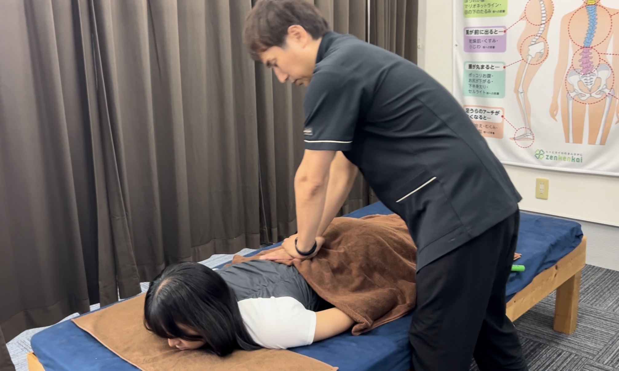 筋肉を緩めて土台となる骨盤を調整していきます