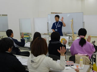 学校や施設で健康講座も行っています。