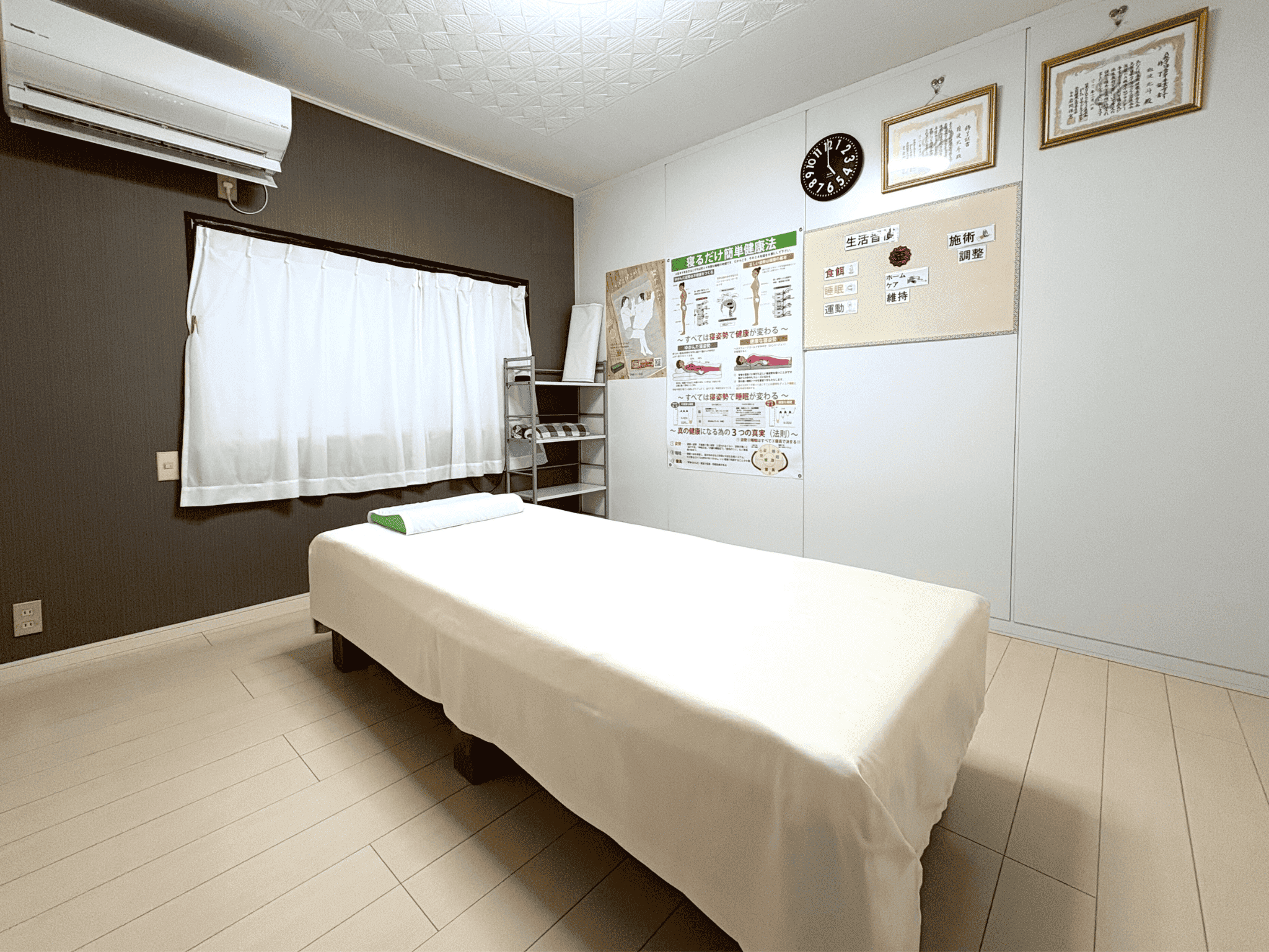 白基調の広いお部屋でお一人ずつ対応致します。