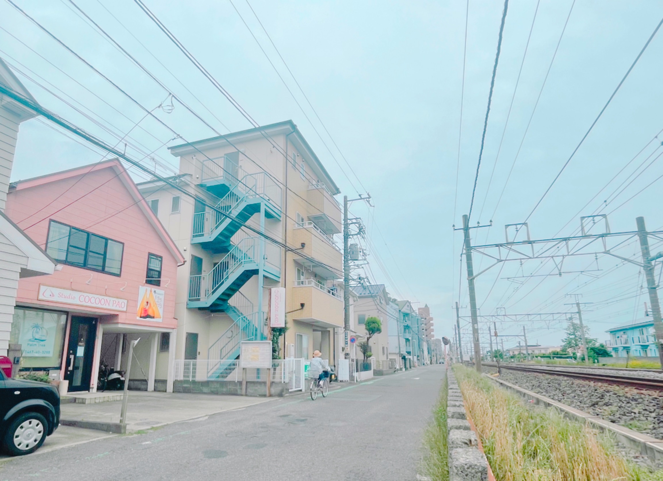 辻堂駅から徒歩6分。線路沿いのピンクの建物。