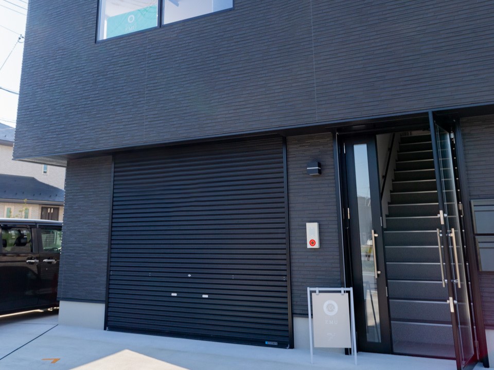 サロンは2中央の階段を上がった左側です。