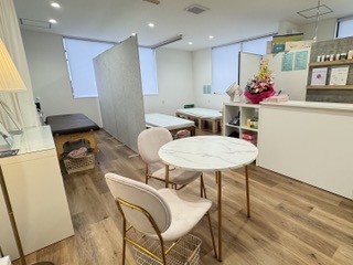 施術台は2つとエステベッドがあります。