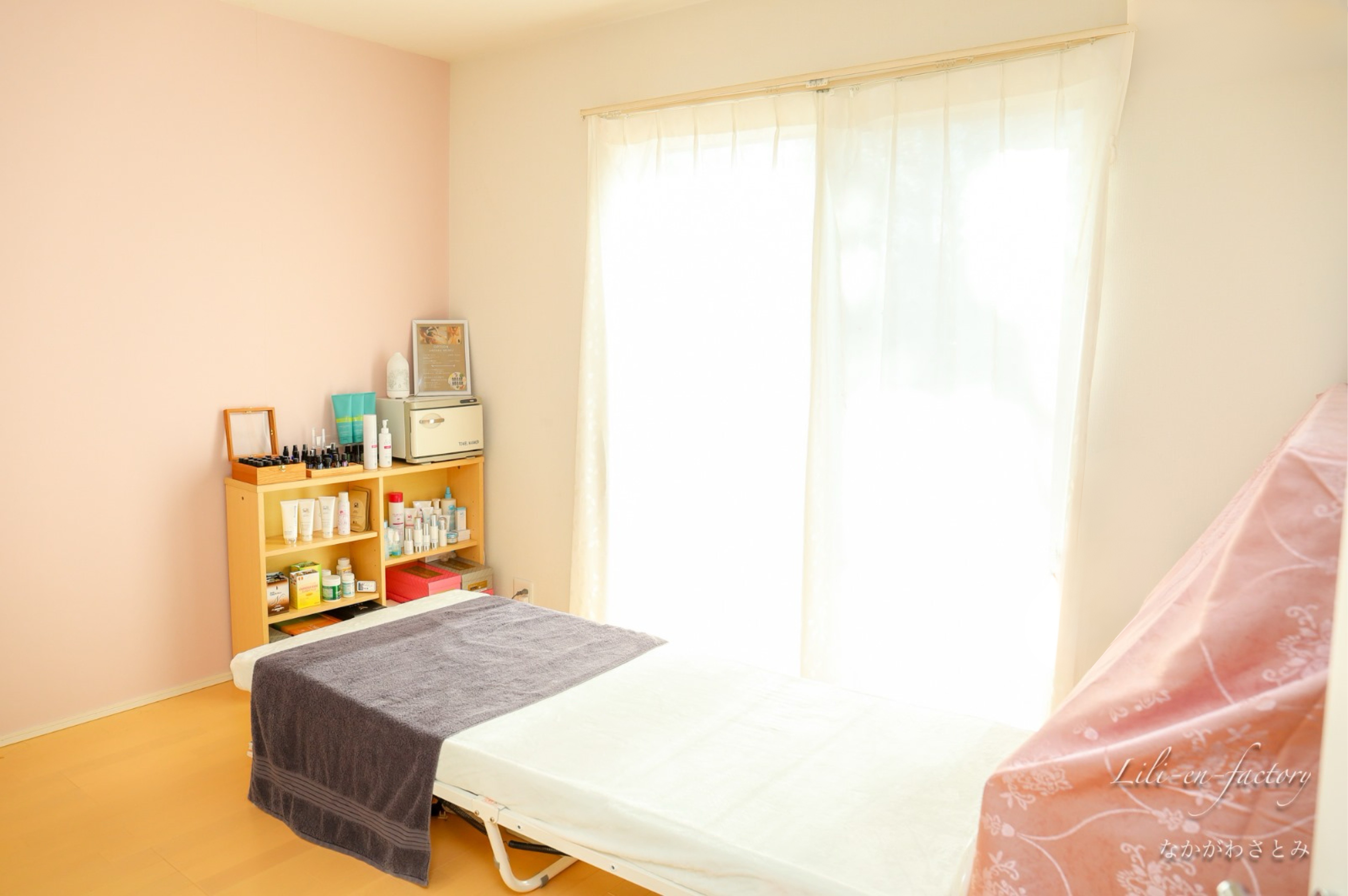 淡いピンクを基調とした陽当たりの良い自宅サロンです