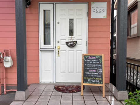 サロンの玄関です。