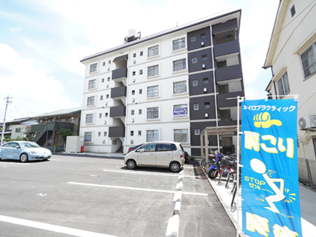 外観。2階の看板が目印です。